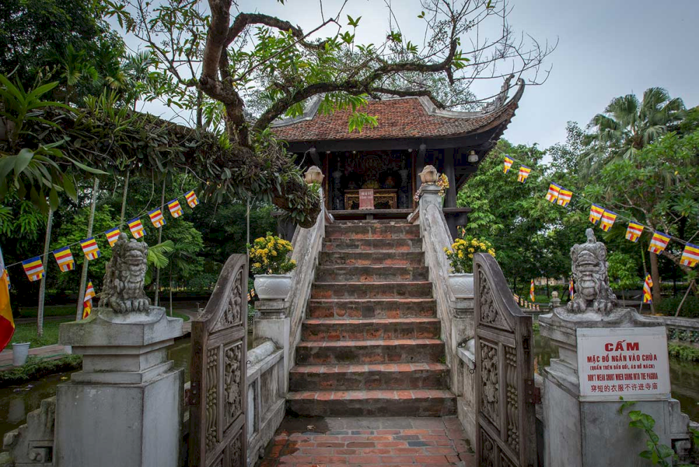 13 steps leading up to the main Lien Hoa Dai temple were built during the Ly Dynasty